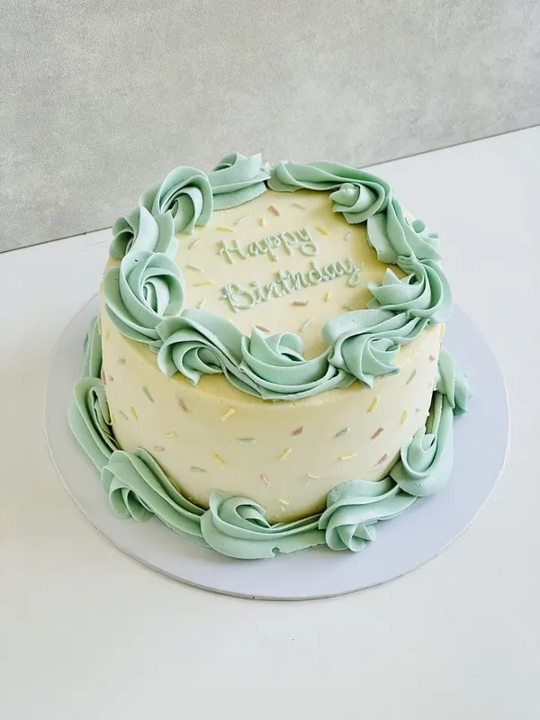 A Fig & Owl buttercream cake