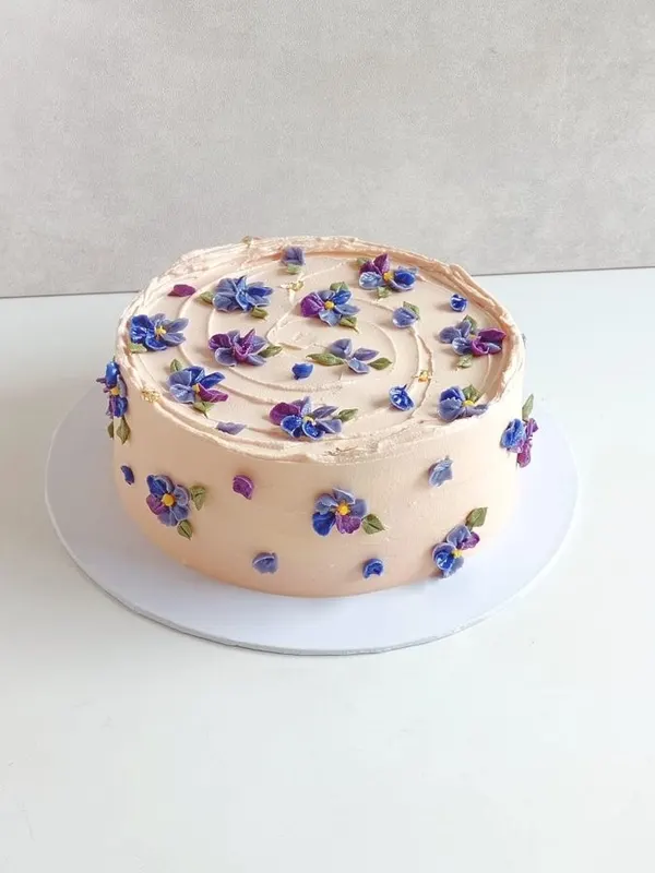 A Fig & Owl buttercream cake