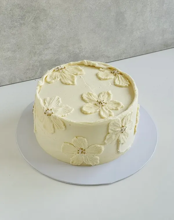 A Fig & Owl buttercream cake