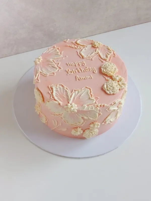 A Fig & Owl buttercream cake