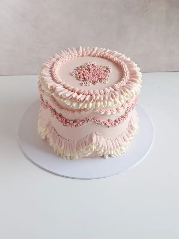 A Fig & Owl buttercream cake