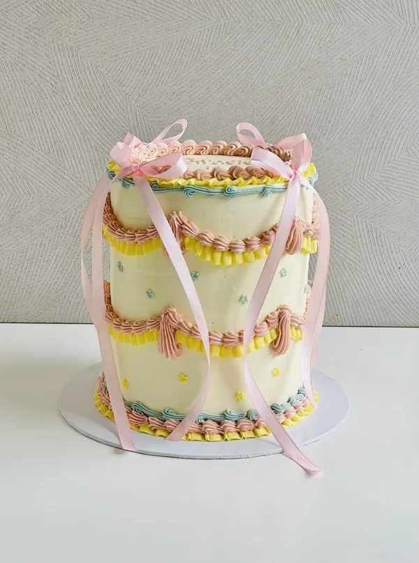 A Fig & Owl buttercream cake