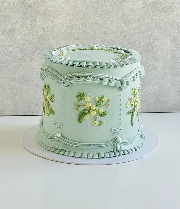 A Fig & Owl buttercream cake