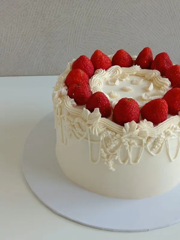 A Fig & Owl buttercream cake