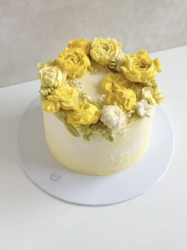 A Fig & Owl buttercream cake