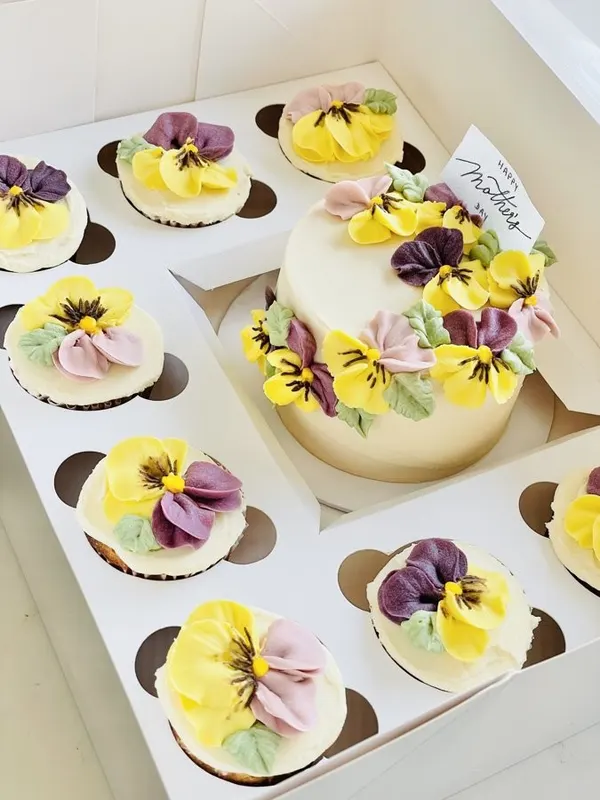 A Fig & Owl buttercream cake