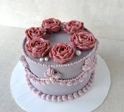A vintage roses cake