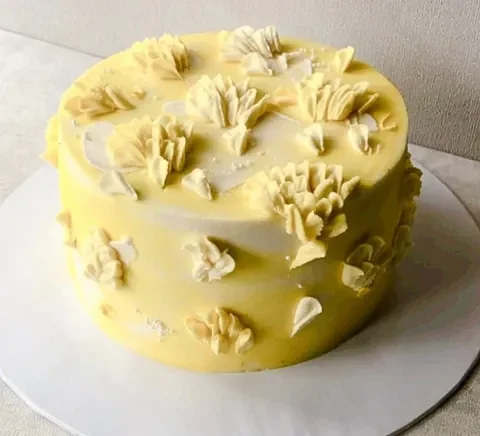 A yellow lily classic cake